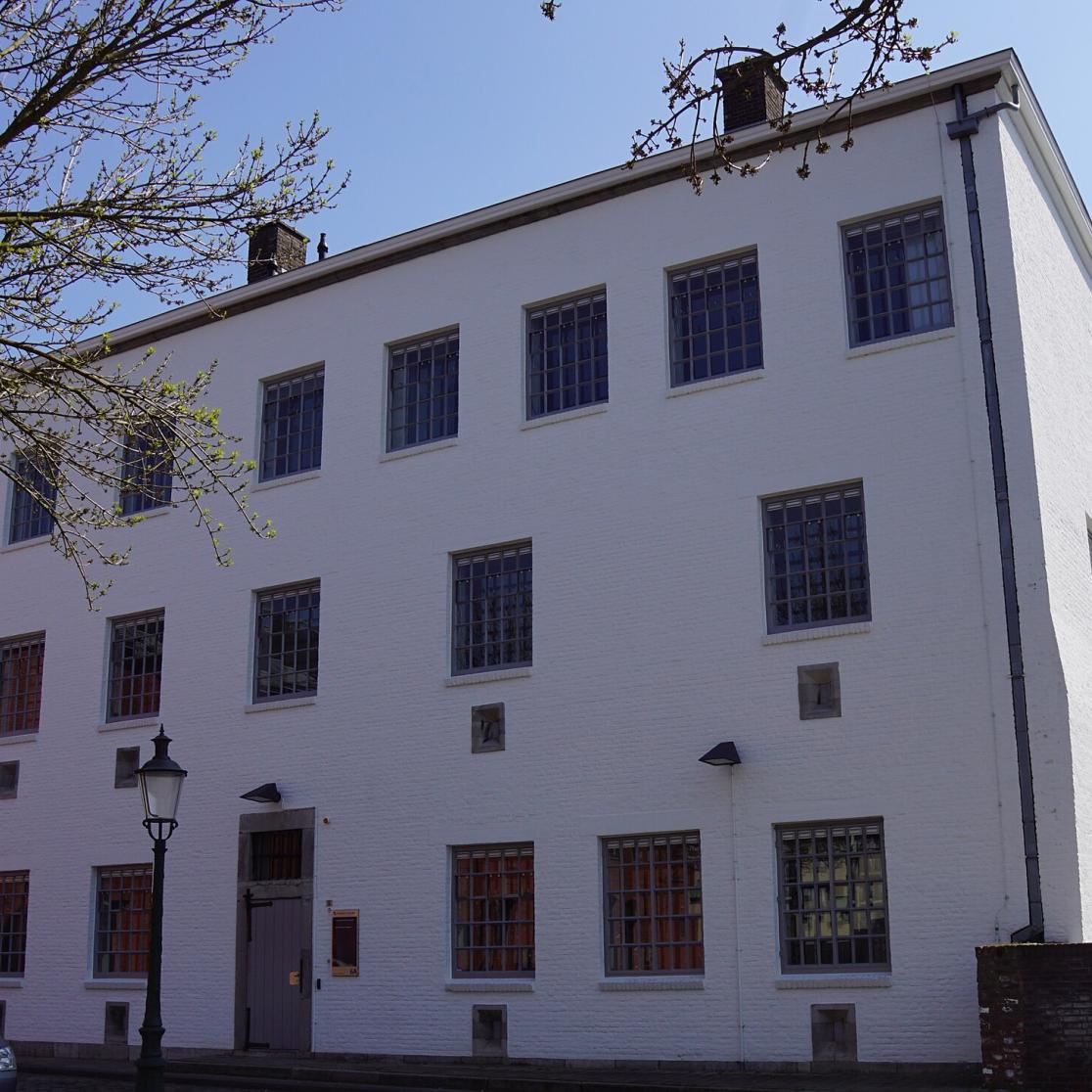 Foto: Maastricht – Minderbroedersberg 6a (GM-1748), via Wikimedia Commons. Bewerking(en): geen. Licentie: Creative Commons Naamsvermelding-GelijkDelen 4.0 Internationaal (CC BY-SA 4.0). Bron: Wikimedia Commons.
