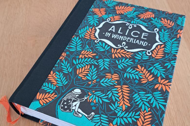 Book cover of Alice in Wonderland