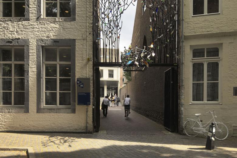About UM - Service Centres - Outside street