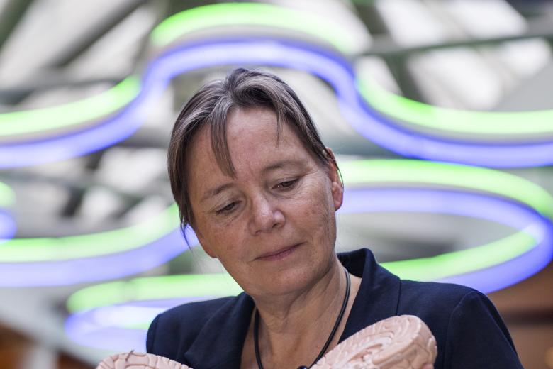 caroline van heugten with brain