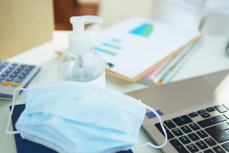 Face mask and desinfecting fluid