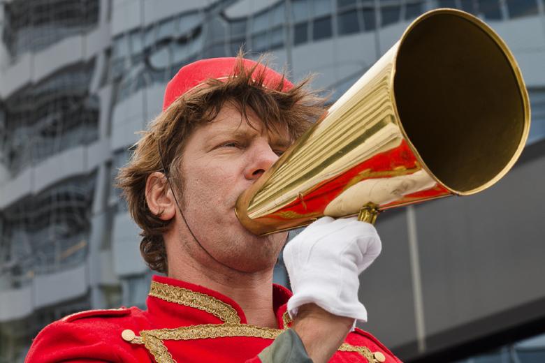 De stembus_ de omroeper_ het referendum_MLR