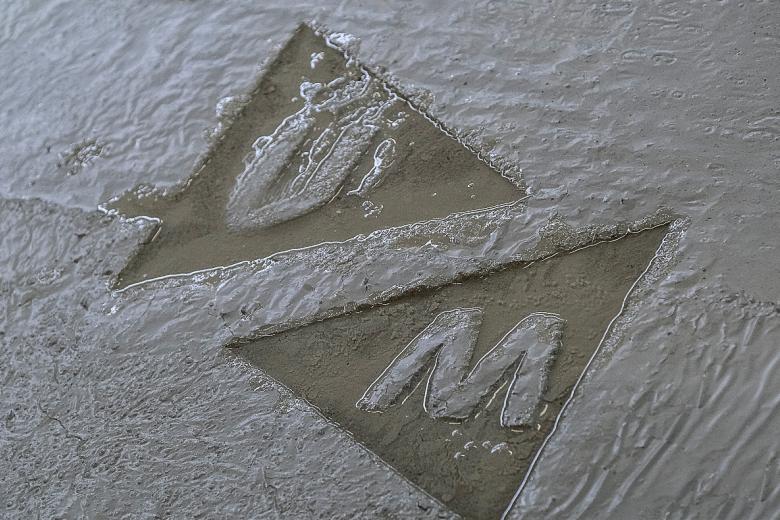 UM logo in concrete