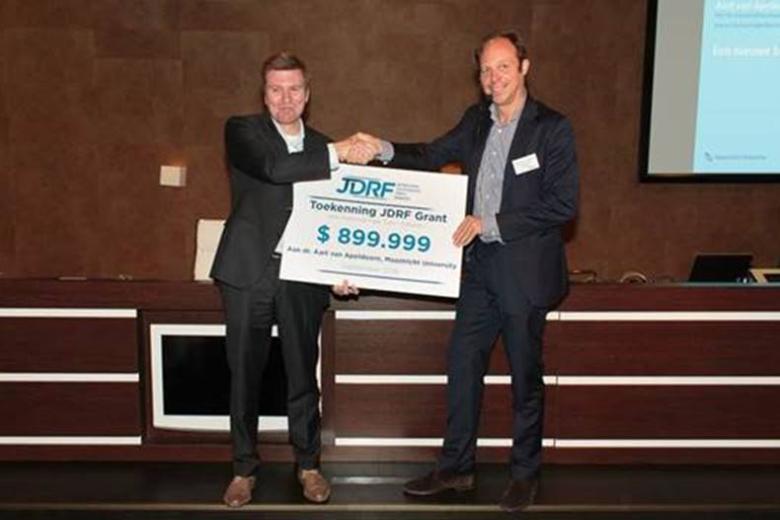 Aart van Apeldoorn neemt de prijs in ontvangst