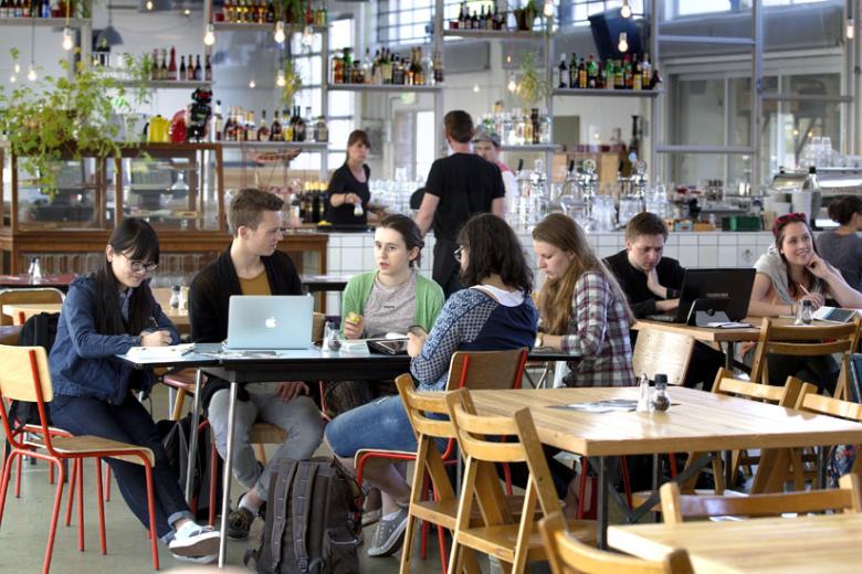 Students studying in the Brandweerkantine, Maastricht