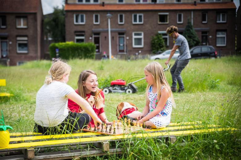 Student volunteers from Maastricht University helping out in their neighbourhood