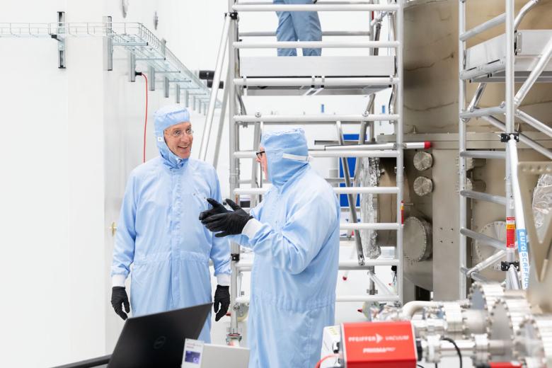 Minister Robert Dijkgraaf in the ET Pathfinder clean room