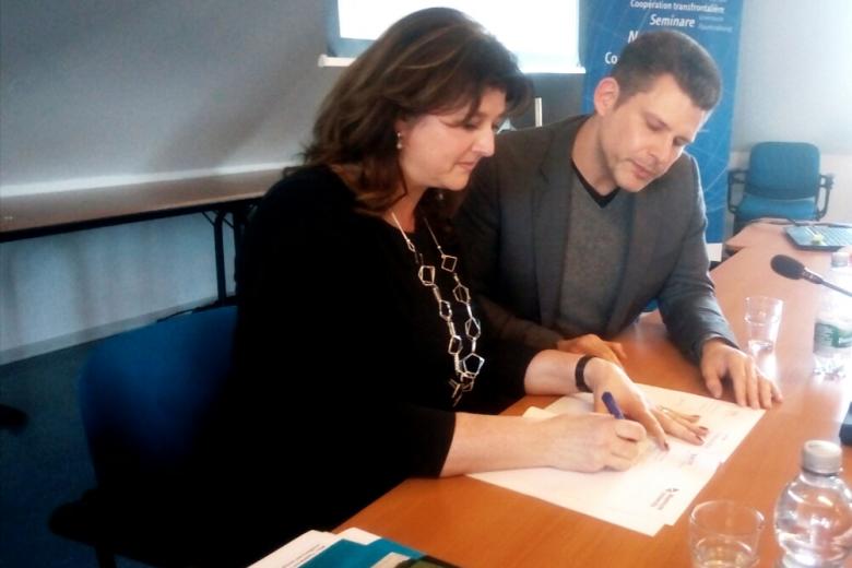 Signing TEIN membership declaration Prof. dr. Anouk Bollen ITEM and Georg Walter Euro-Institut