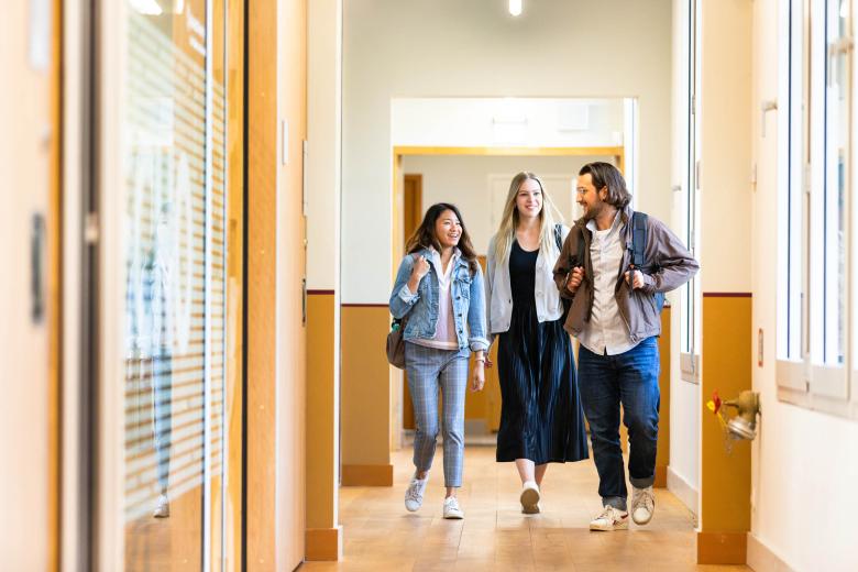 Sbe students walking in MSc building at Tapijn