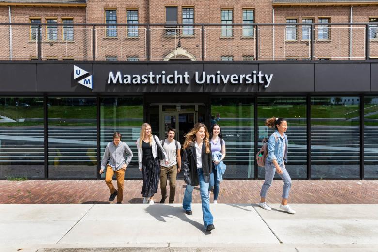 maastricht university tapijn students walking out of the building