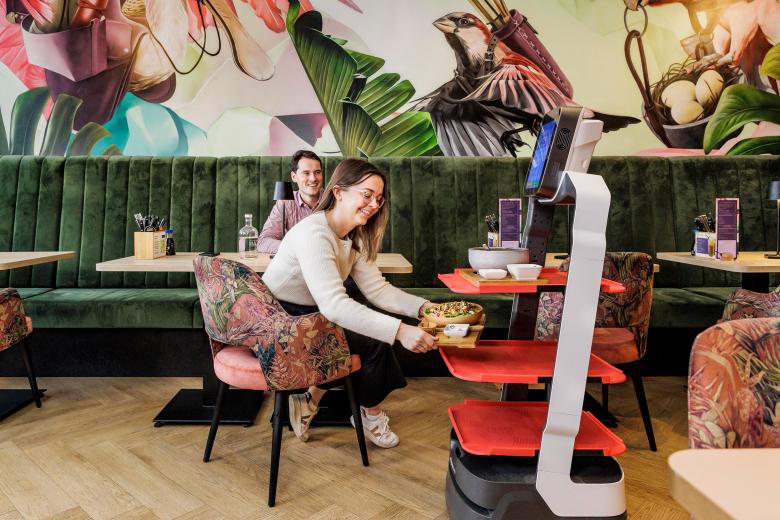 Service robot at Dadawan restaurant