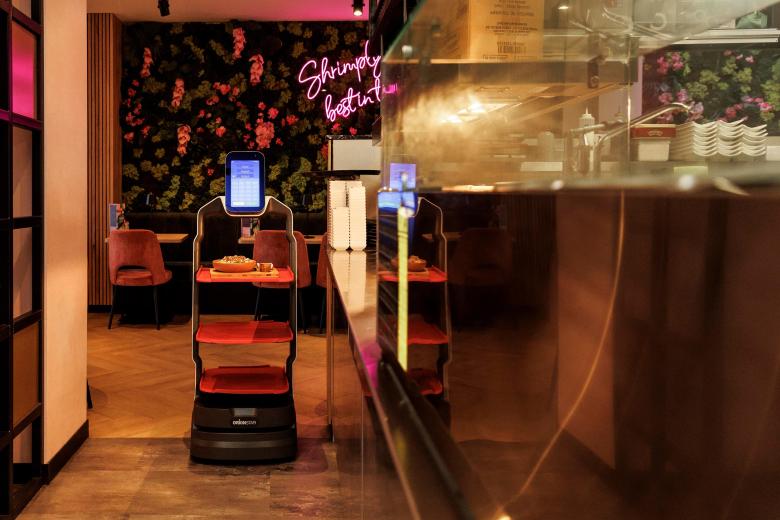 Service robot at Dadawan restaurant