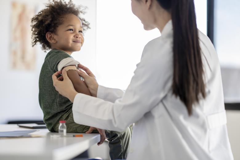 Kind krijgt vaccinatie