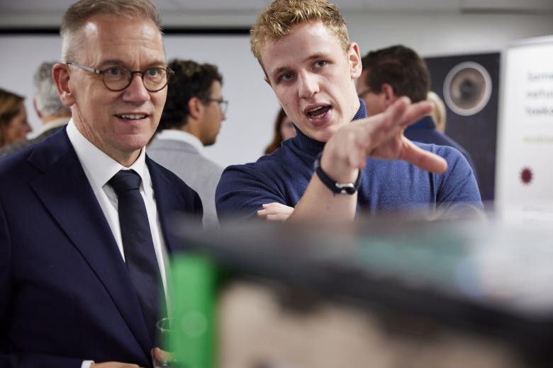 Minister Eppo Bruins in gesprek tijdens zijn bezoek aan Limburg