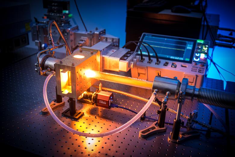 plasmareactor in laboratorium straal geel licht uit
