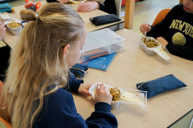 Young girl eating schoollunch