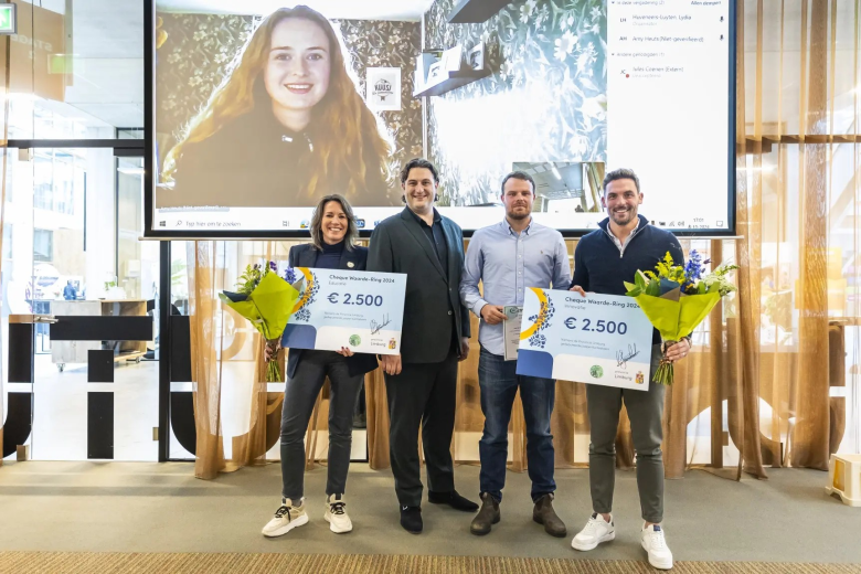 De winnaars Suzanne Bisschops van Kokkerelli (Categorie Educatie) en Mark en Luuk Venner van boerderij LEUKER (Categorie Innovatie). 