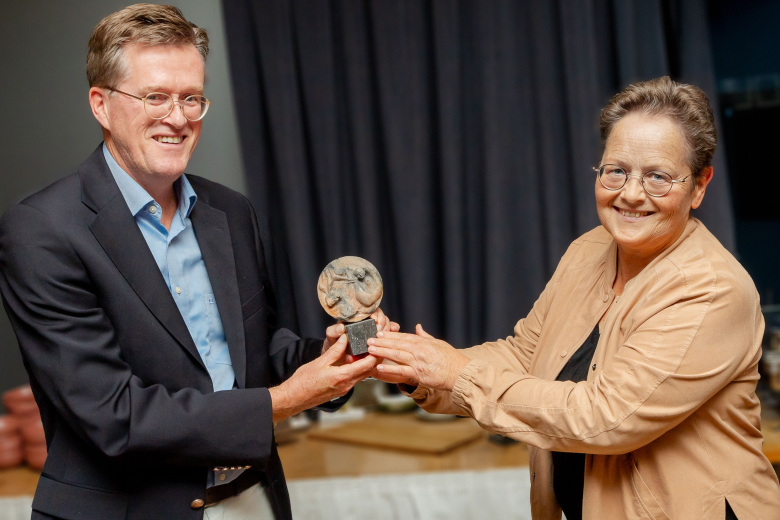 Annemie Schols overhandigt MUMC+-penning aan professor Piet van den Brandt