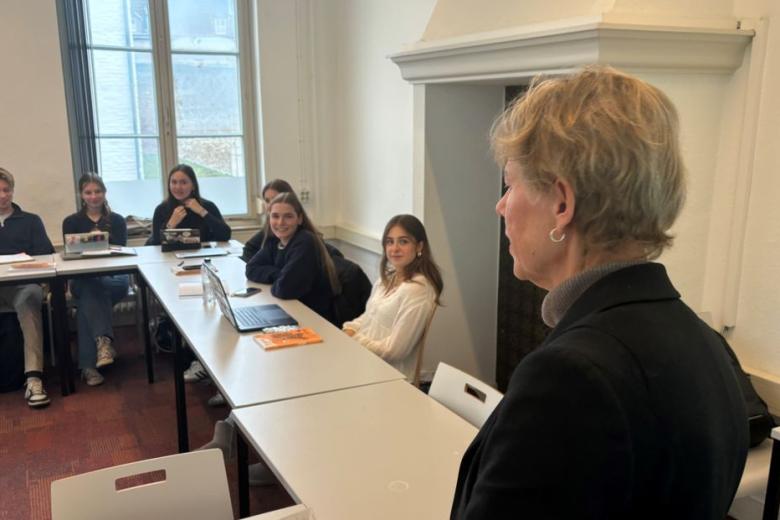 Studenten volgen een cursus Social Dutch