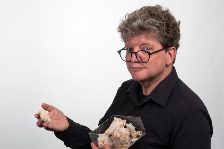 Frank Wesselingh holding fossil shells