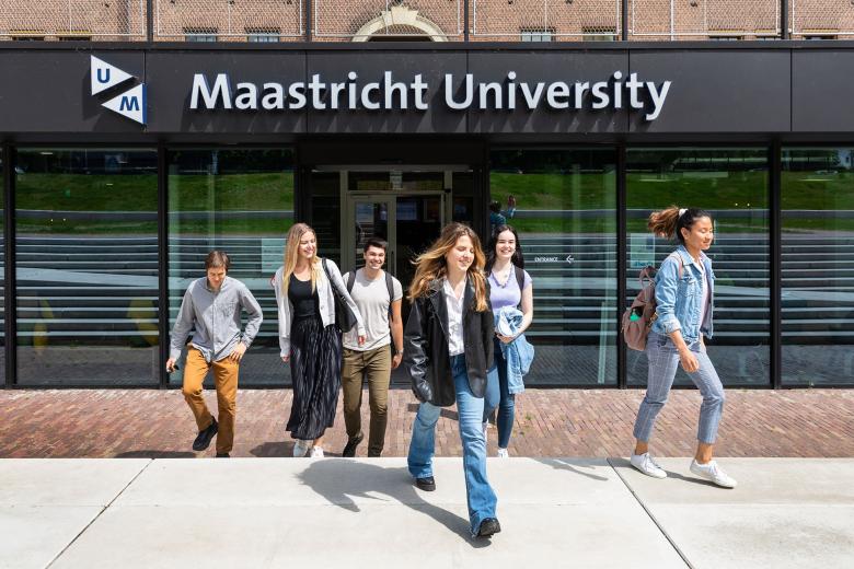 Maastricht University students leaving Tapijn building