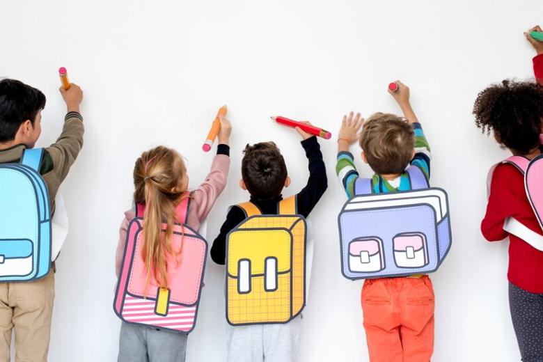 Basisschoolkinderen met rugzakjes en tekeningen