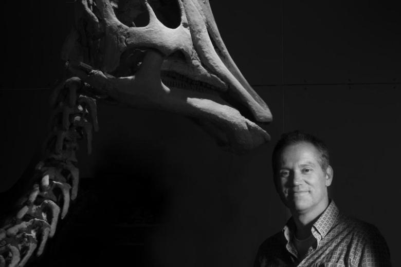 Leon Claessens next to a dino head