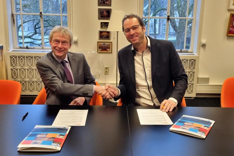 Jan Smits and Frank Hoen shake hands