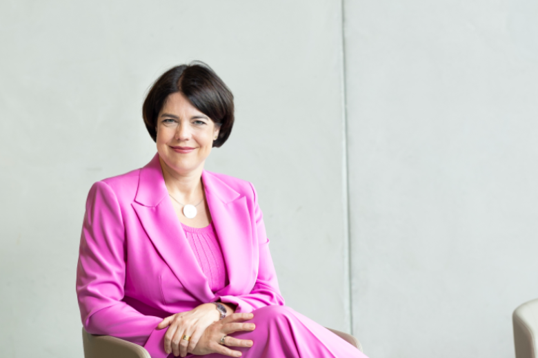 Lisa bruggen on a chair