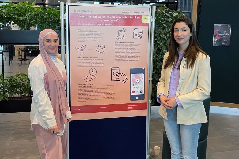 profielwerkstuk posterfair 2025 Haya en Danya trots naast hun poster