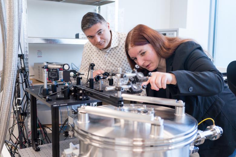 Jessica Steinlechner en Alex Amato checking their experiment in the lab