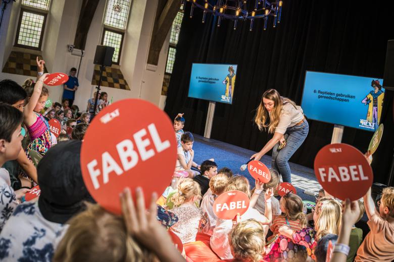 Kinderen bij Feit of Fabel quiz op Expeditie Next