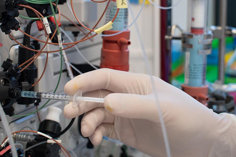 Emptying seringe into machine