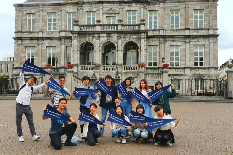 CES students from Meiji Gakuin University at the Markt square in Maastricht