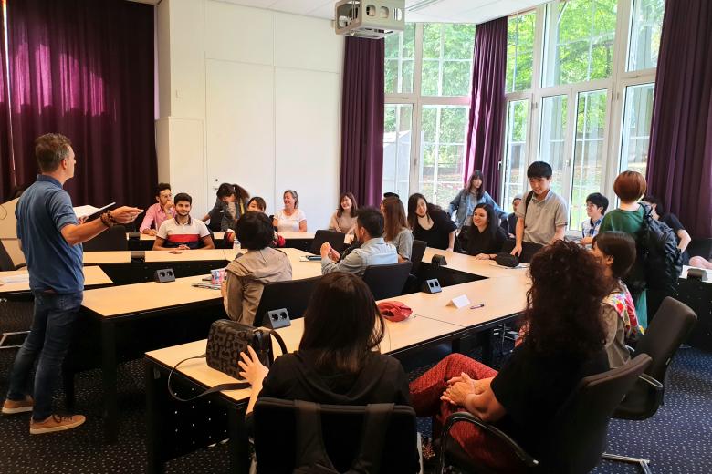 CES students from Meiji Gakuin University in a Maastricht University classroom