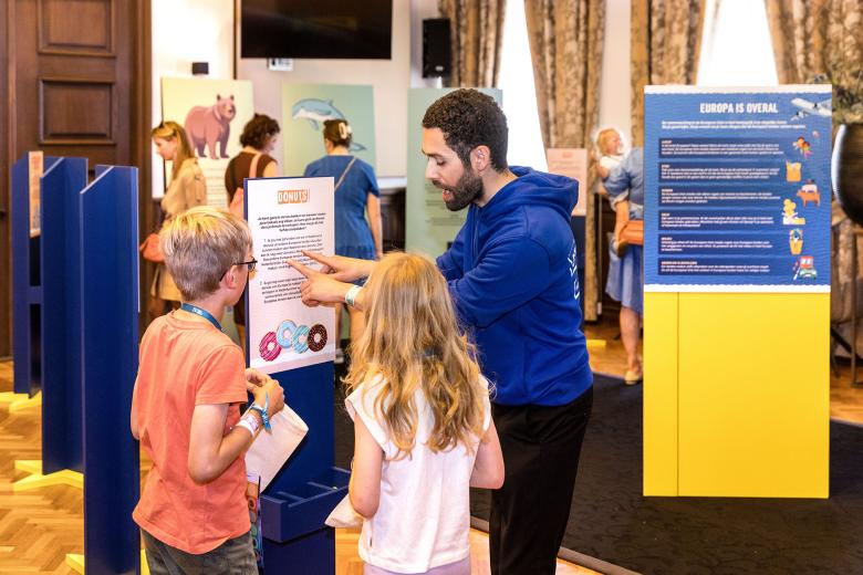 Aan de hand van dilemma’s ontdekken kinderen hoe de landen van de Europese Unie samenwerken in het Europaspel op Expeditie NExt