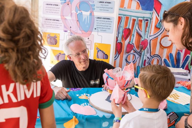 Kinderen maken een grote puzzel van het menselijk hart op Expeditie Next