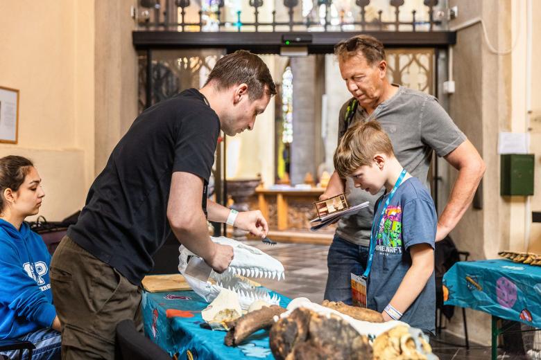 In deze workshop over fossielen krijgen kinderen de kans om te leren over uitgestorven dieren, geologische geschiedenis, evolutie en biodiversiteit op Expeditie Next