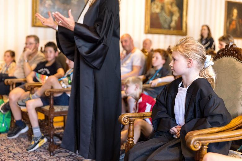 Kinderen leren over strafrecht in de oefenrechtbank.