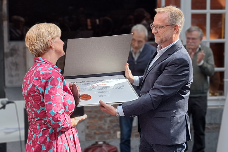 Riki Janssen receives the UM medaillon of honour