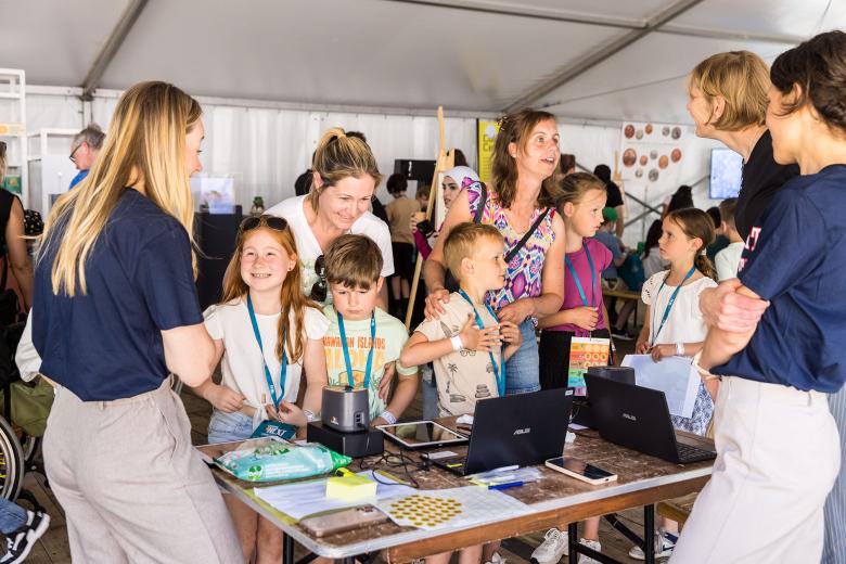 In het UM SupermarktLab onderzoeken kinderen de Slimme Super Computer, die helpt bij het uitvinden van gezond voedsel dat ook goed voor de natuur is. 