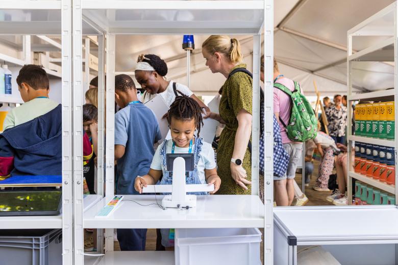 In het UM SupermarktLab onderzoeken kinderen de Slimme Super Computer, die helpt bij het uitvinden van gezond voedsel dat ook goed voor de natuur is. 