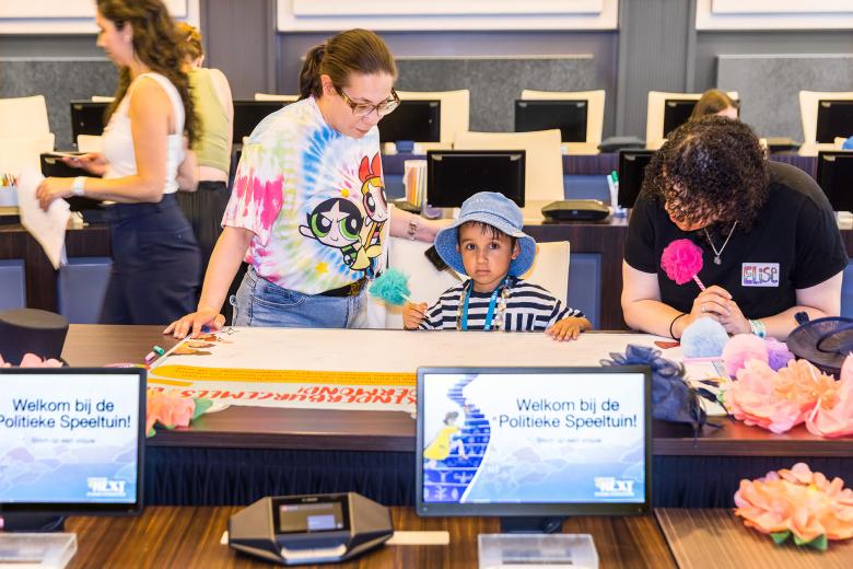 Het Europaspel: Aan de hand van dilemma’s ontdekken kinderen hoe de landen van de Europese Unie samenwerken in het Europaspel op Expeditie Next