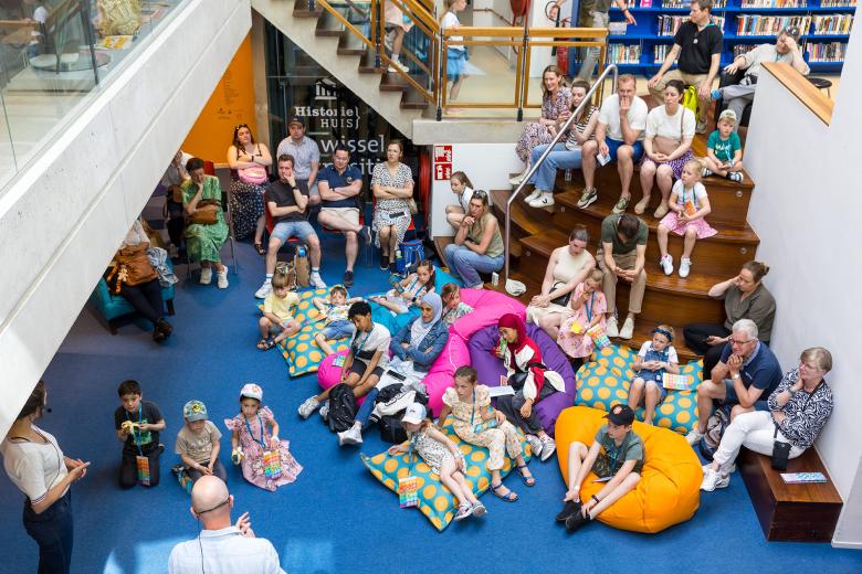 Aan de hand van dilemma’s ontdekken kinderen hoe de landen van de Europese Unie samenwerken in het Europaspel op Expeditie NExt