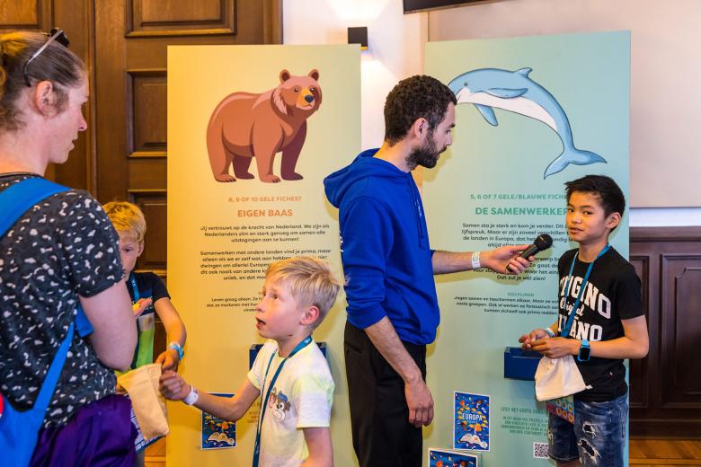 Aan de hand van dilemma’s ontdekken kinderen hoe de landen van de Europese Unie samenwerken in het Europaspel op Expeditie NExt