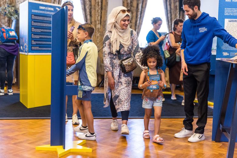 Aan de hand van dilemma’s ontdekken kinderen hoe de landen van de Europese Unie samenwerken in het Europaspel op Expeditie NExt