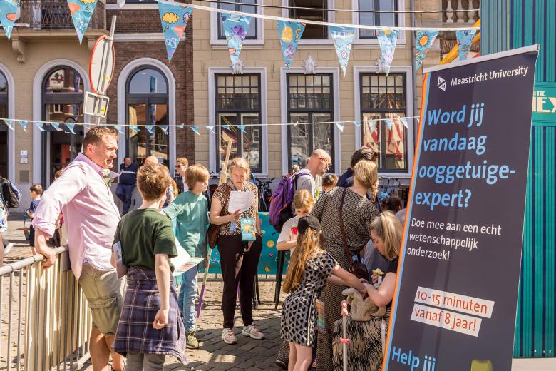 Kinderen leren hoe je onderzoek kan doen bij een diefstal en waar je op moet letten om de dader te kunnen vinden. 