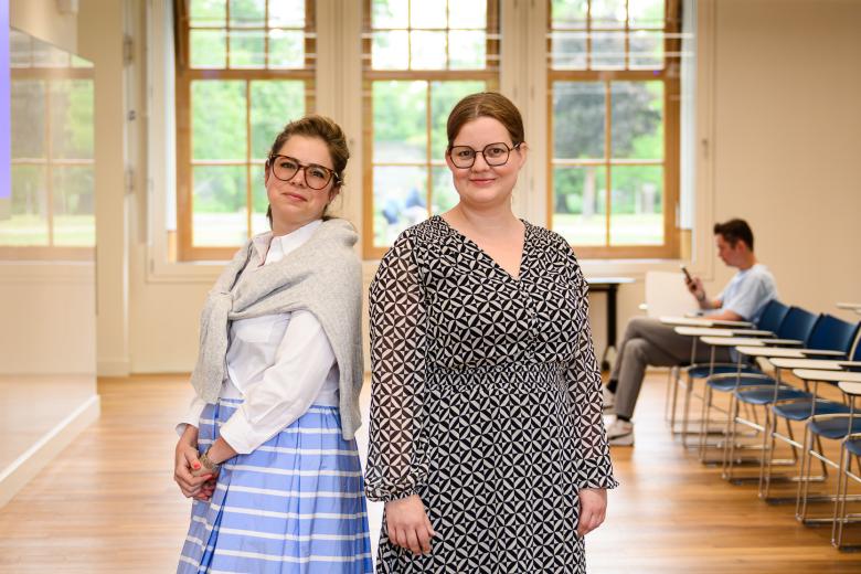 Gwen Noteborn en Claudia Hock in het klaslokaal