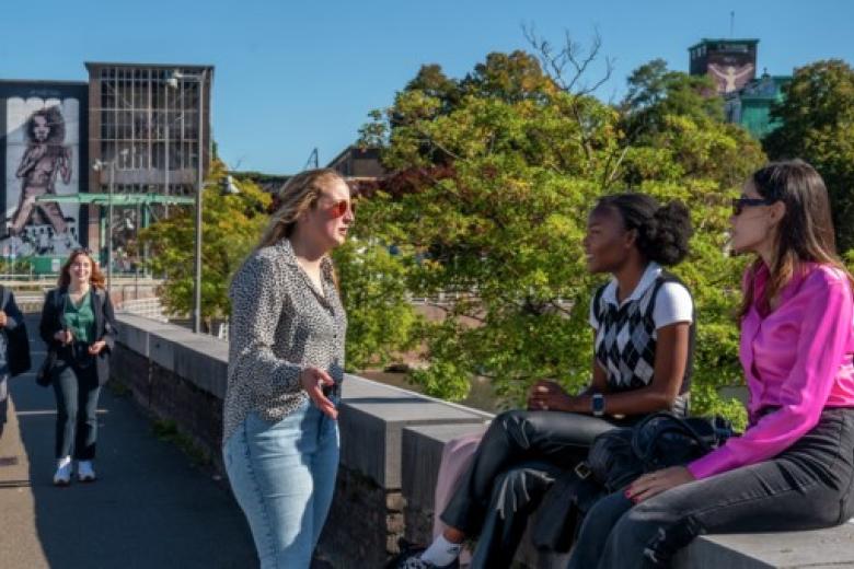 students on the wall in Maastricht