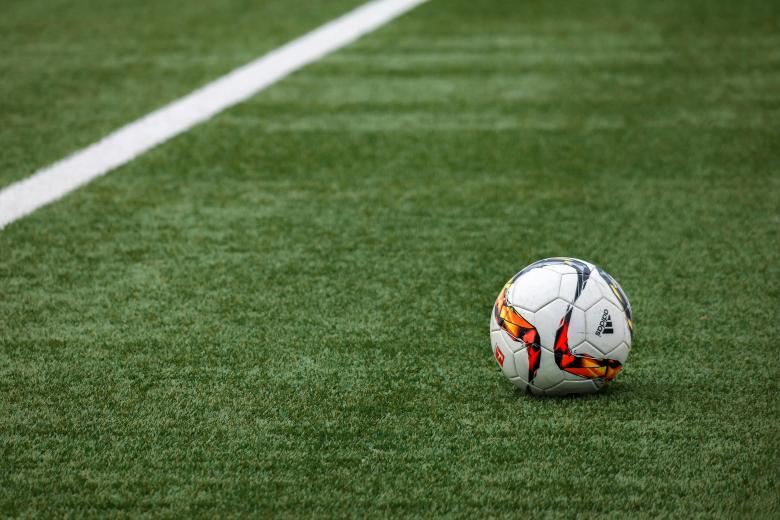 voetbal op speelveld